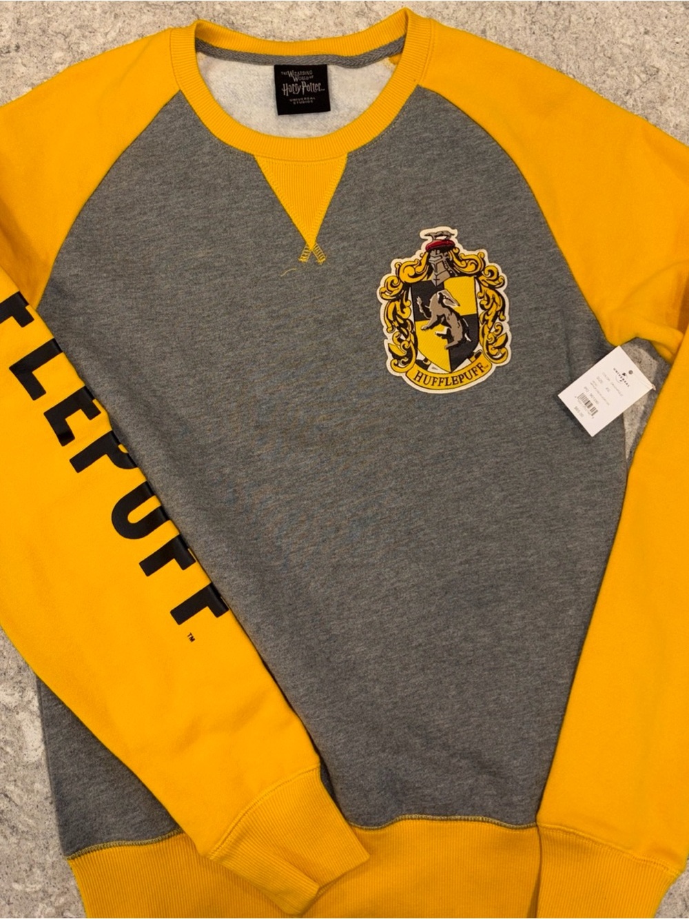 The Wizarding World of Harry Potter Hufflepuff Raglan Sweatshirt-XS NWT